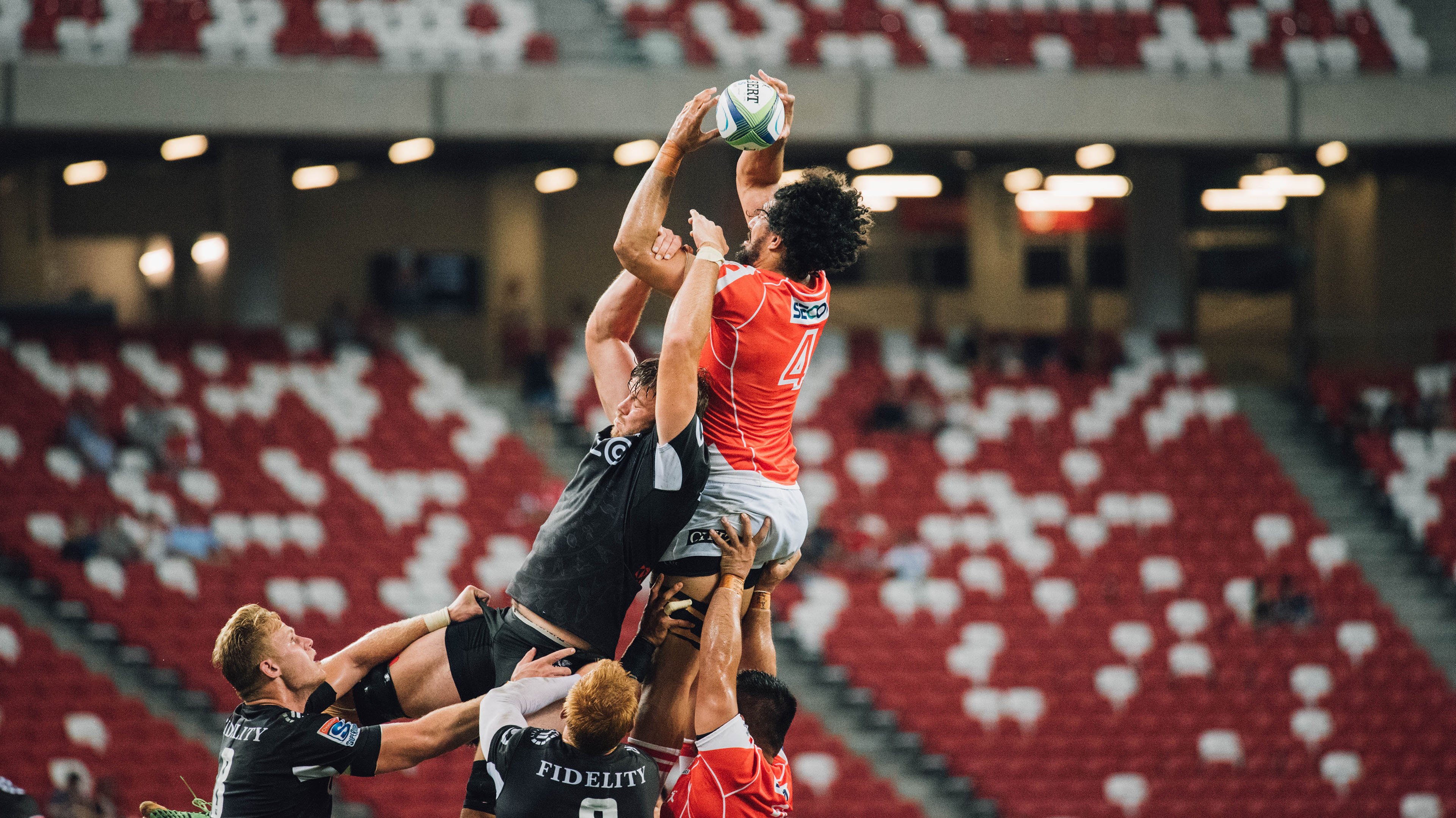 引擎咆哮与心跳共振，当F1街道赛的霓虹照亮西亚卡姆的关键回合